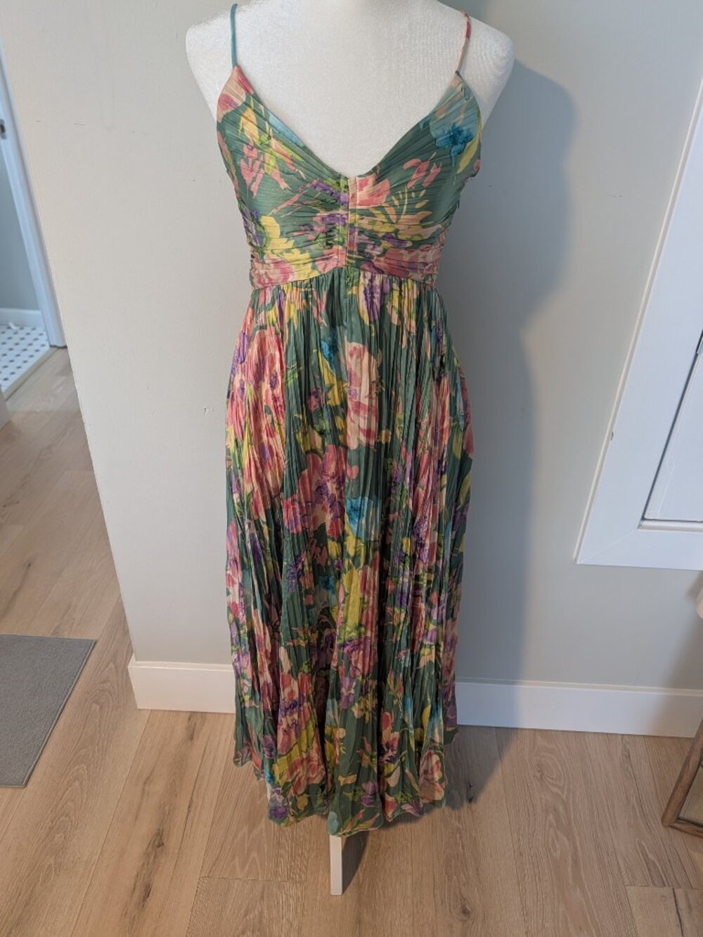 NWOT ASTR The Label Maeve Pleated Midi Dress XS - Picture 2 of 8